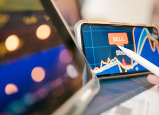 Obchodní analytik pracující s Bitcoin, Ethereum a forex instrumenty na různých trzích